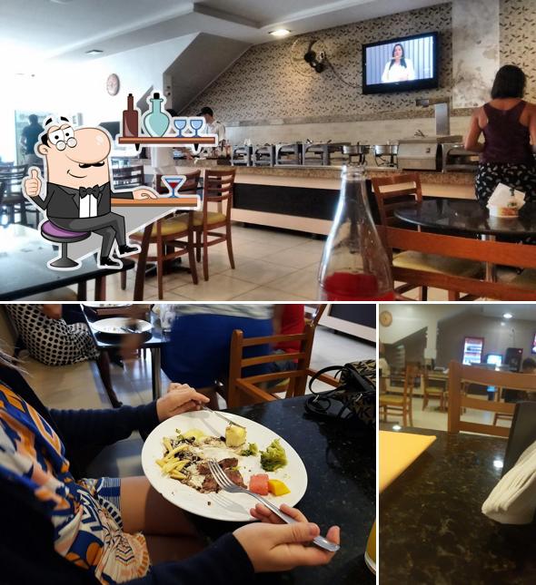 Sente em uma das mesas no Garfil Restaurante