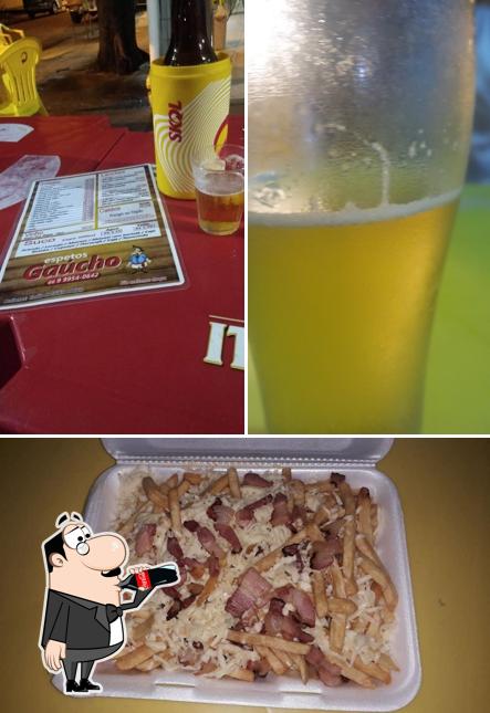 A foto da bebida e comida no ESPETOS GAÚCHO