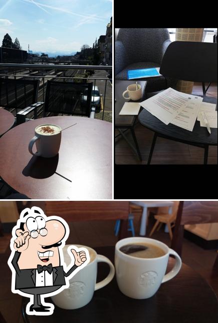 Dai un'occhiata agli interni di Starbucks