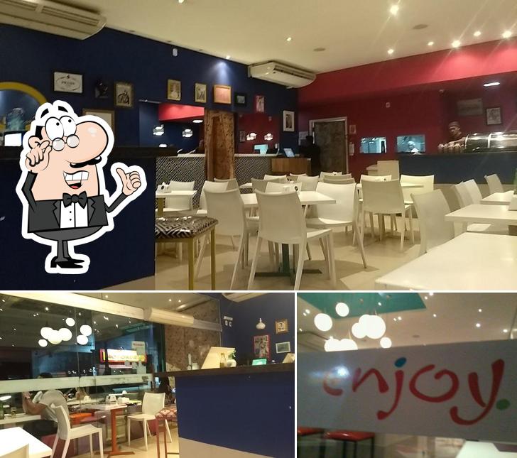 Sente em uma das mesas no Otake Culinária Asiática