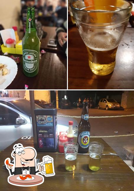 Desfute uma tulipa de cerveja leve ou escura