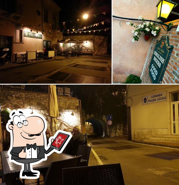 Twin Pub si caratterizza per la esterno e interni
