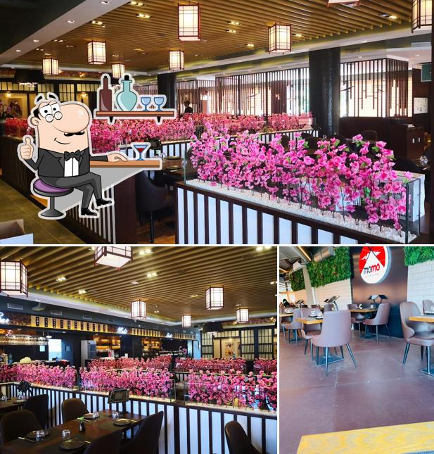 Dai un'occhiata agli interni di Momo Restaurant