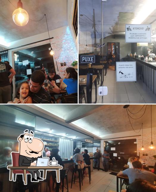O interior do Burger Rib's