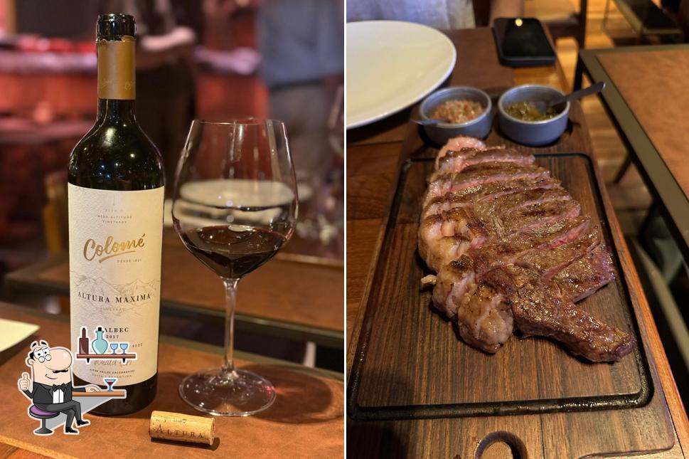 Sente em uma das mesas no Rufino Parrilla