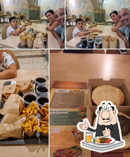 La cibo e interni del ristorante