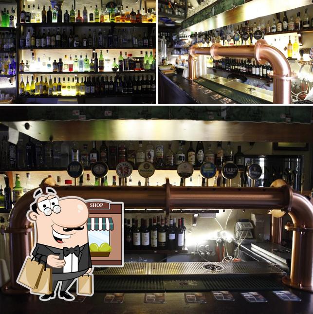 Goditi la vista dall'area esterna di The Violin Irish Pub