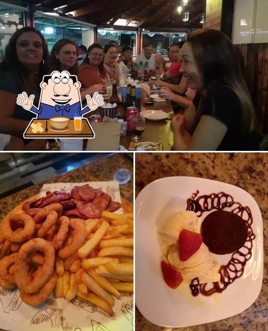 Confira a foto mostrando comida e mesa de jantar no Hamburgueria Seo Damasco