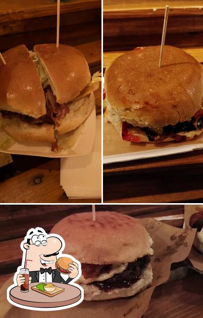 Prova uno dei tipi di hamburger serviti a Street Burger Aversa