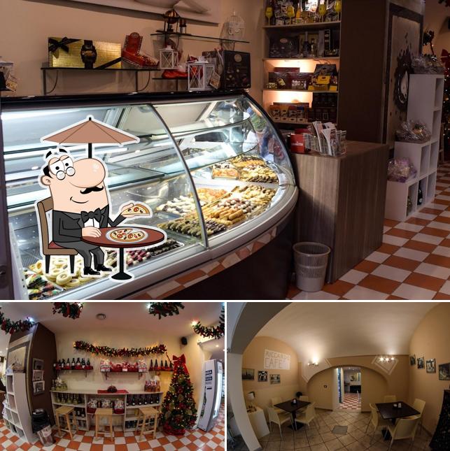 Guarda la foto che raffigura la esterno e tavolo da pranzo di RICCARDO CAFE'