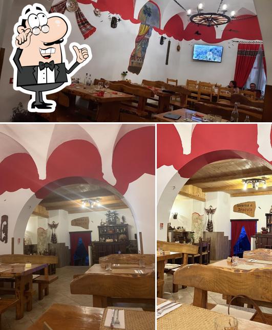 Dai un'occhiata agli interni di Taverna di Dracula