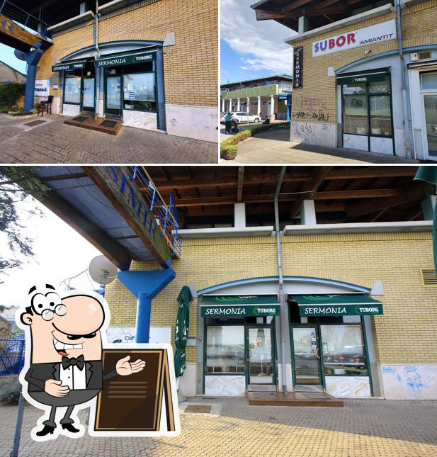 Goditi la vista dall'area esterna di Sermonia Cafe