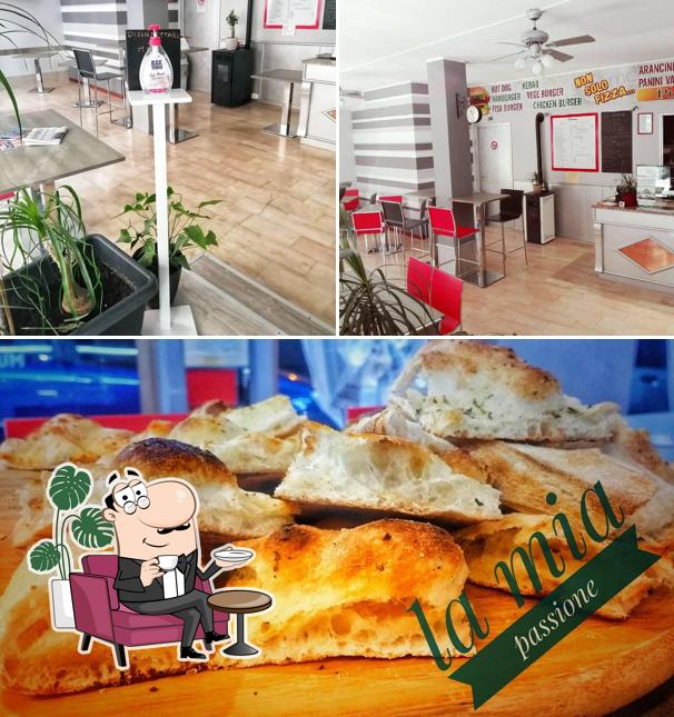 Guarda la immagine che mostra la interni e cibo di Pizza Aurora