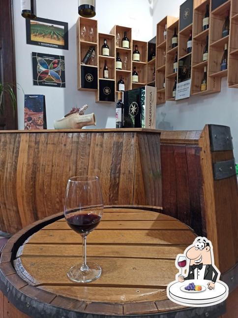 È gradevole bersi un bicchiere di vino a Wine Shop Cantine Settesoli