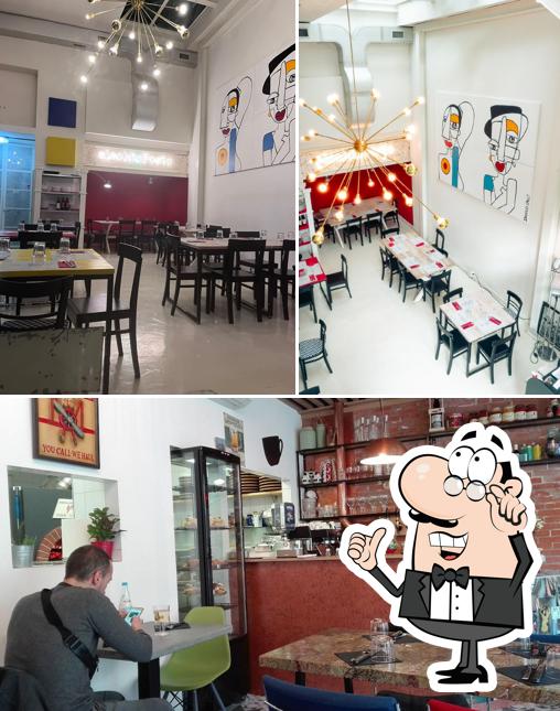 Siediti a un tavolo di Al Solito Posto
