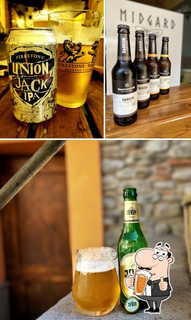 Puoi ordinare un rinfrescante bicchiere di birra chiara o scura