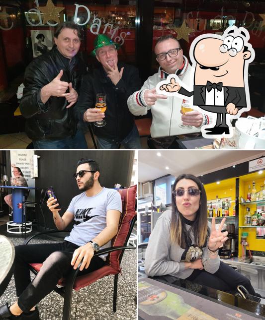 Dai un’occhiata alla foto che raffigura la interni e bancone da bar di Caffè Del Paris