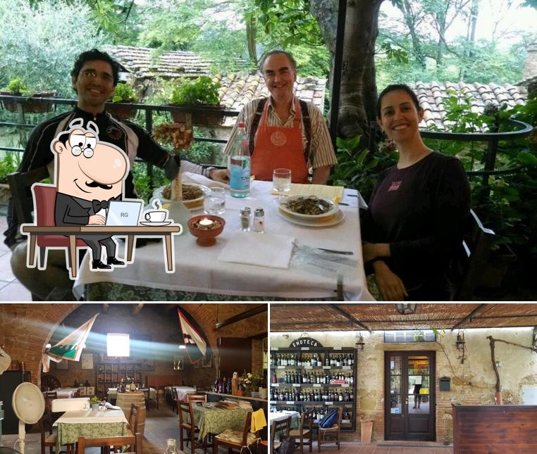 Questa è la immagine che raffigura la interni e bancone da bar di da Roberto, Taverna in Montisi