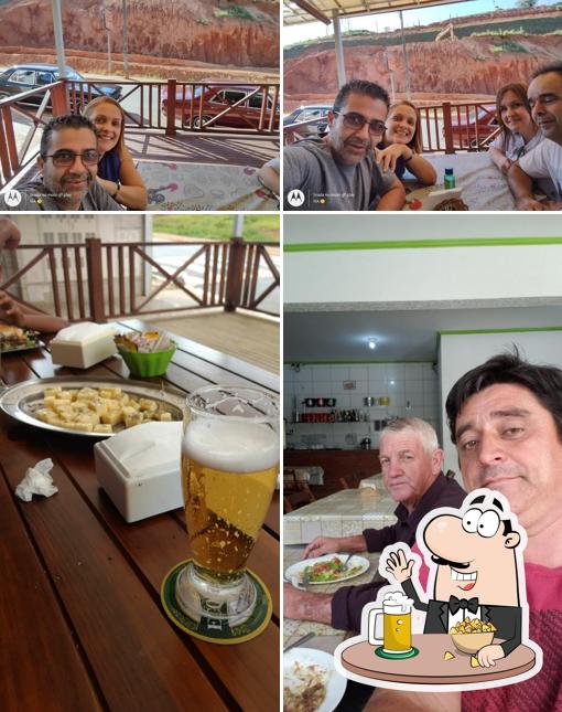 Desfute uma tulipa de cerveja leve ou escura