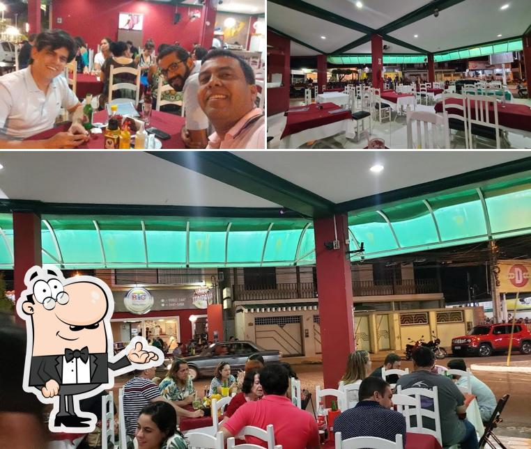 Sente em uma das mesas no Fornalha