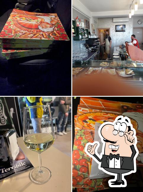 Siediti a un tavolo di Pizzeria Snack Bar