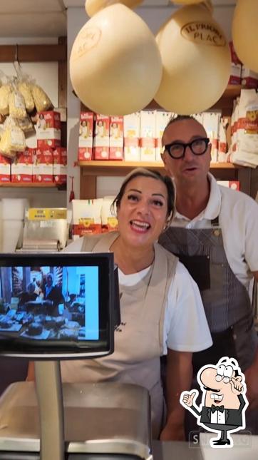 Dai un'occhiata agli interni di Smoking Wine Bar