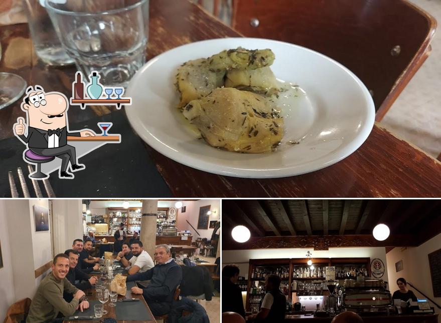 La foto di interni e bancone da bar da Osteria Due Spade
