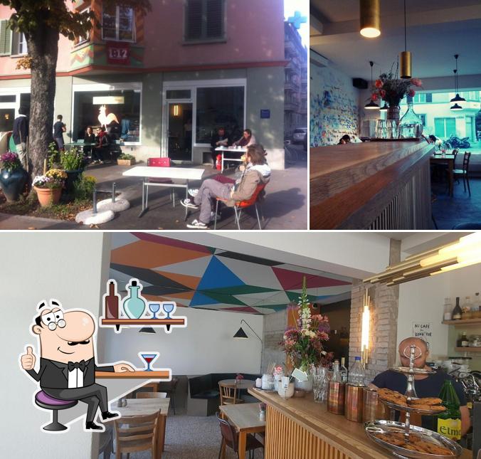 Dai un'occhiata agli interni di Café du Bonheur