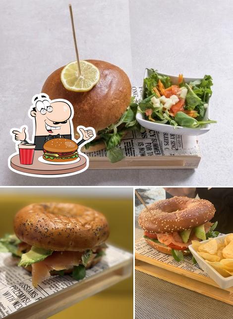 Ordina un hamburger a Pucci Cafè & Bistrot