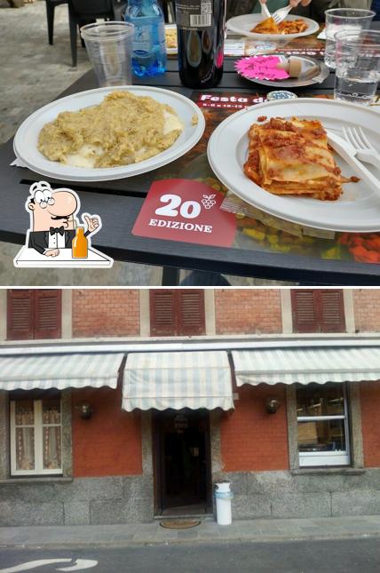Goditi un drink a Bar degli Amici