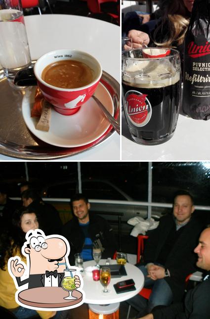 Tra le diverse cose da Carllo's caffe si possono trovare la bevanda e bancone da bar