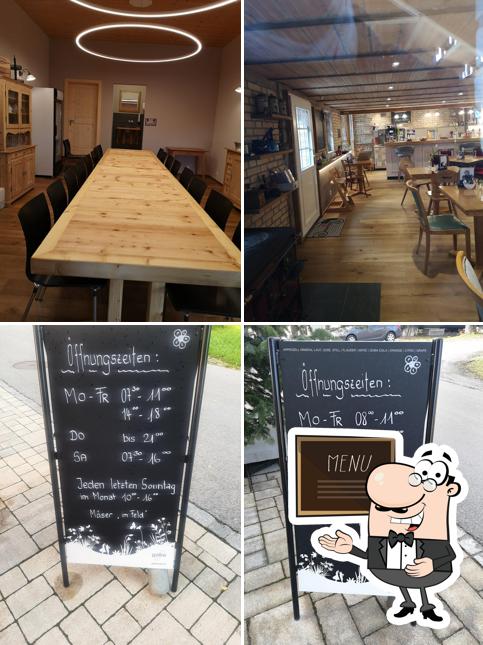 Tra le varie cose da Mäser "Im Feld" Coiffeur & Café si possono trovare la lavagna e interni