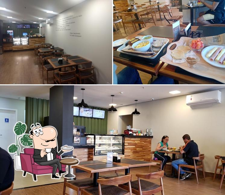 Veja imagens do interior do Sterna Café Trilogy