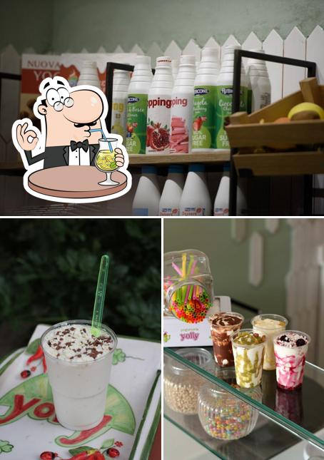 Dai un’occhiata alla foto che raffigura la bevanda e interni di Yogurteria Yolly