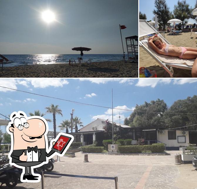 Questa è la foto che raffigura la esterno e cibo di Lido Esercito Paestum