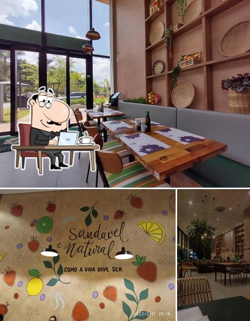 Sente em uma das mesas no Frutaria São Paulo