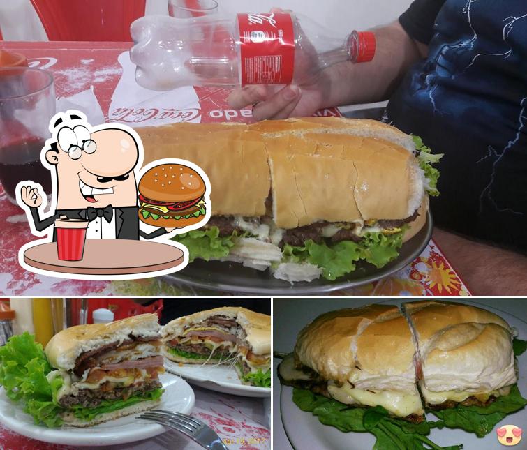 Delicie-se com um hambúrguer no Baixinho Lanches