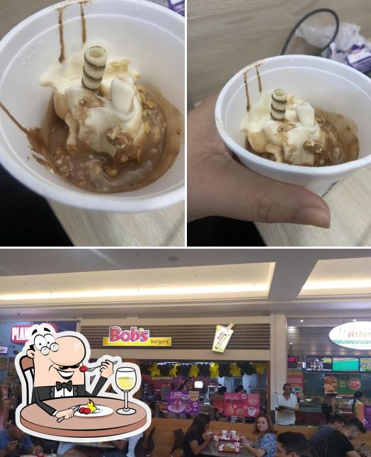 O Bob's Burger - Shopping Guararapes se destaca pelo comida e mesa de jantar