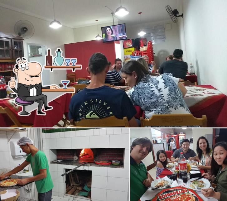 A imagem da interior e mesa de jantar no Pellegrinos Pizza 3