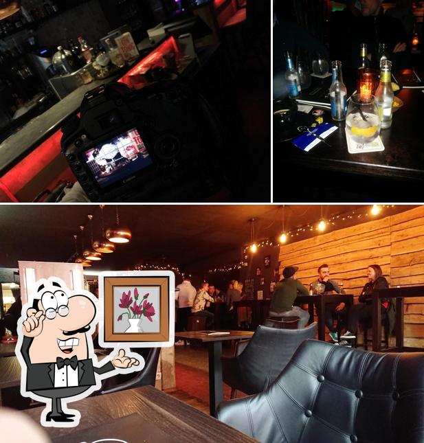Installez-vous à l'une des tables de Gio's Bar