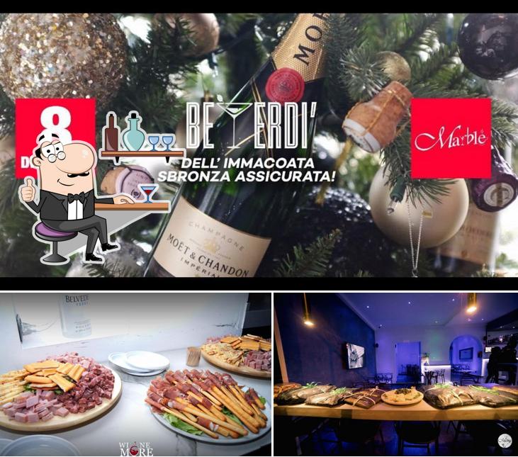 La foto della interni e tavolo da pranzo di Marble Bar