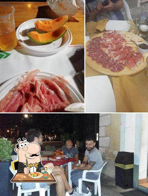 La foto della cibo e interni di Bar B52