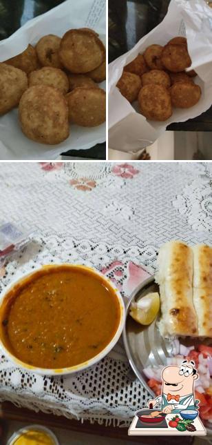 Chicken curry at R.D. Sharma Dhosa and Pavbhaji