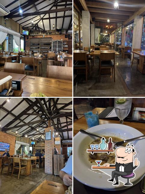 Sente em uma das mesas no Bendito - Bar e Restaurante