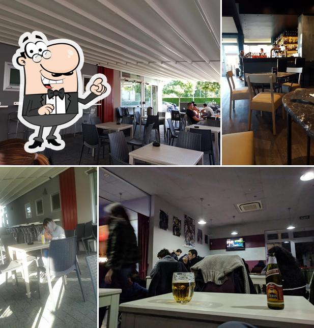 Siediti a un tavolo di Caffè Doppio