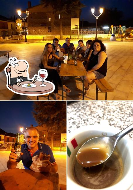 Tra le diverse cose da Bar Dip si possono trovare la cibo e interni