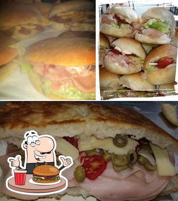 Gli hamburger di Axum 10 - Pizzeria d'asporto di Policaro Francesco potranno incontrare molti gusti diversi