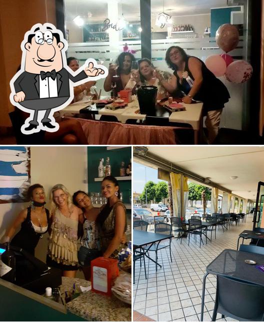 Questa è la foto che raffigura la interni e bancone da bar di Havana Club De La Plaza