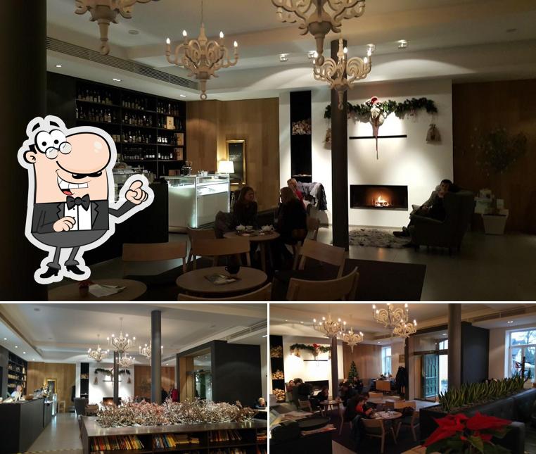 Siediti a un tavolo di cafe Flerin