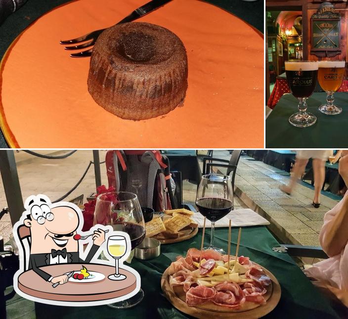 Questa è la foto che mostra la cibo e birra di U Risuntuoriu pub Ibla